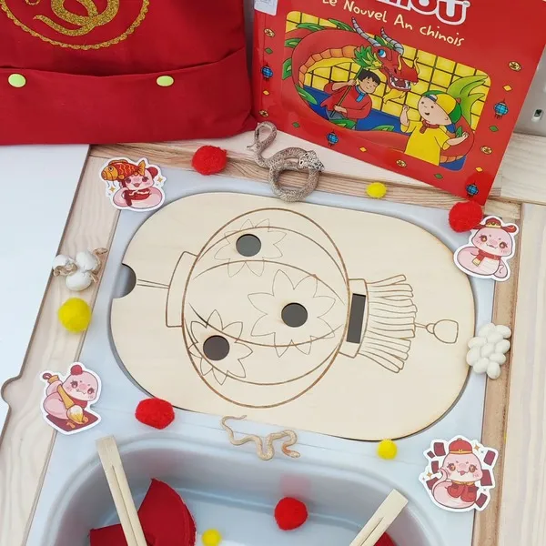Plateau sensoriel en bois gravé sur le thème du Nouvel An chinois avec lanterne, serpent et accessoires festifs
