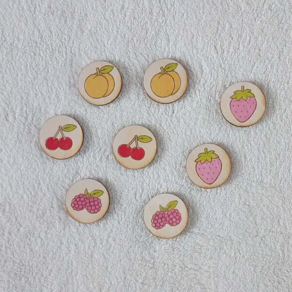 Jetons fruits en bois illustrés pour activité éducative et motricité fine enfant