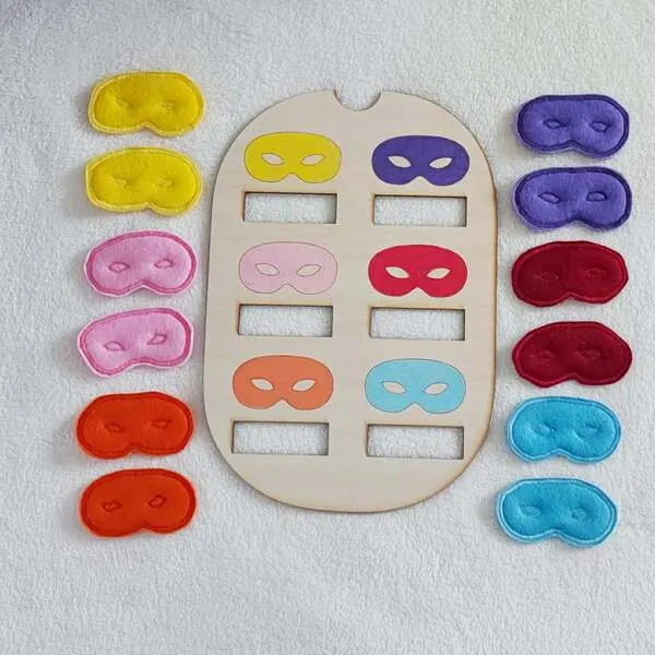 Jeu éducatif de carnaval avec plateau en bois et masques colorés en feutrine pour activité de tri et d’association