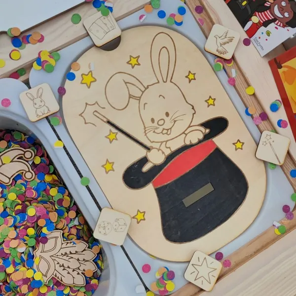 Plateau sensoriel en bois avec lapin magicien pour activité de motricité fine et table sensorielle enfant