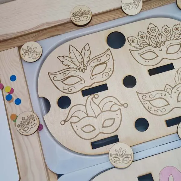 Plateau d’activité carnaval en bois avec masques gravés et jetons ronds à associer pour la motricité fine