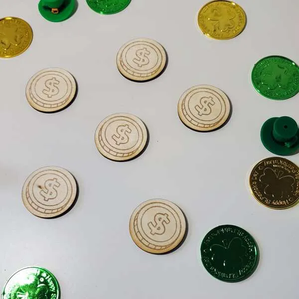 Jetons pièces en bois gravées symbole dollar pour activité de tri et comptage enfant.