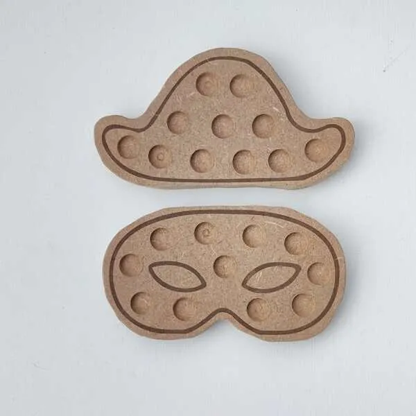 Plateaux de motricité fine carnaval en bois représentant un chapeau et un masque avec emplacements pour pompons