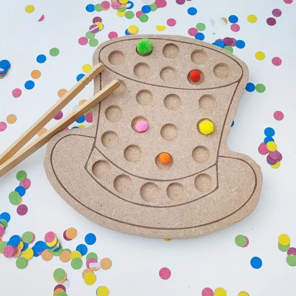 Plateau de motricité fine en bois en forme de chapeau avec pince et pompons colorés pour activité carnaval