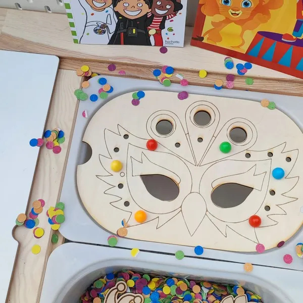 Masque de carnaval en bois avec perles colorées et confettis pour activité de motricité fine enfant
