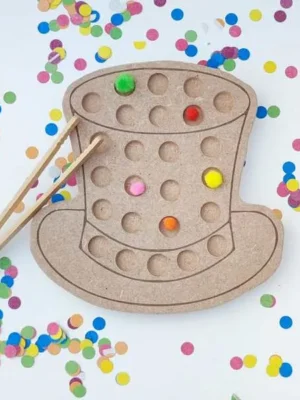 Plateau de motricité fine en bois en forme de chapeau avec pompons colorés et pince pour activité carnaval
