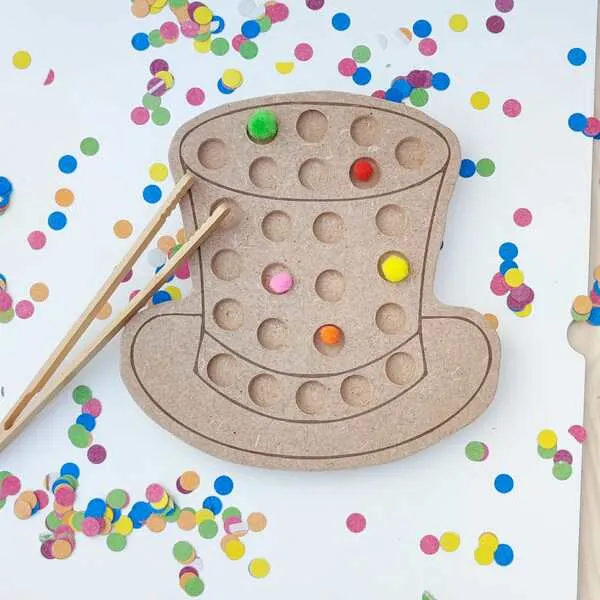 Plateau de motricité fine en bois en forme de chapeau avec pompons colorés et pince pour activité carnaval