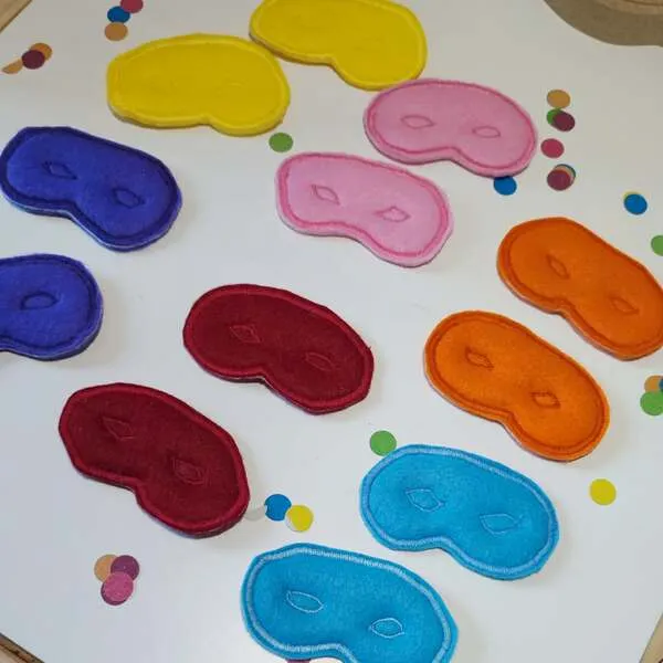 Masques de carnaval en feutrine multicolore cousus main pour activité de tri et jeu éducatif enfant