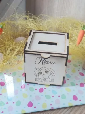 Boîte tirelire personnalisée en bois avec prénom Kiara et illustration lapin, décor de Pâques