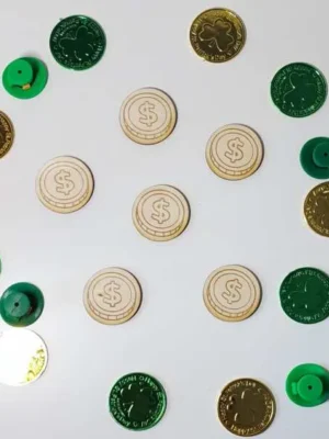 Jetons pièces en bois gravées activité Saint Patrick motricité fine enfant.