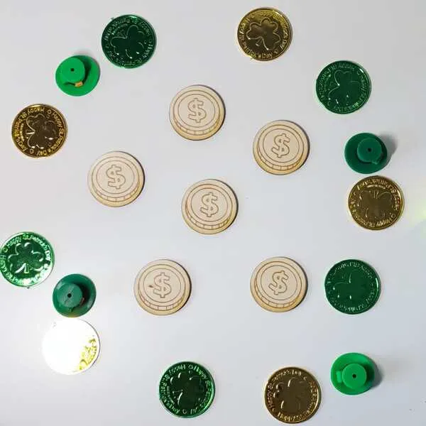 Jetons pièces en bois gravées activité Saint Patrick motricité fine enfant.