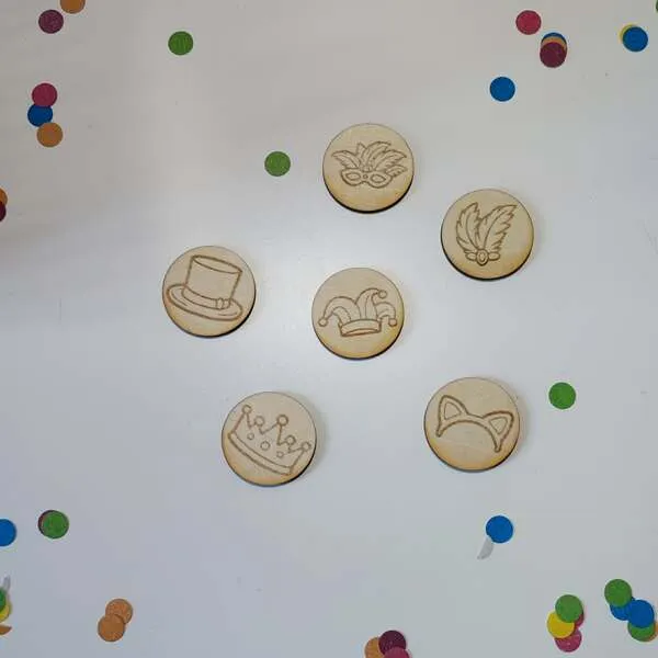 Jetons ronds en bois thème carnaval avec accessoires de déguisement gravés