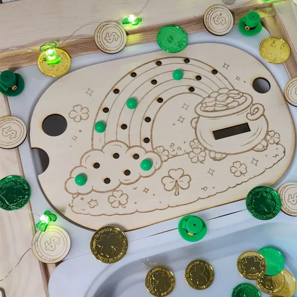 Détail insert arc en ciel en bois avec pions activité motricité fine Saint Patrick.