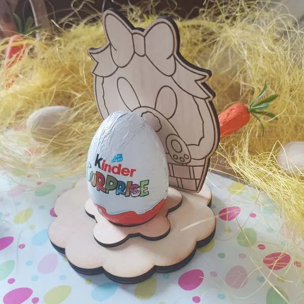 Présentoir en bois gravé motif lapin tenant un œuf Kinder Surprise pour décoration de Pâques