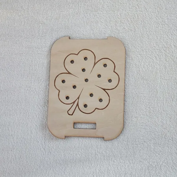 Insert en bois gravé motif trèfle pour table sensorielle thème Saint Patrick.
