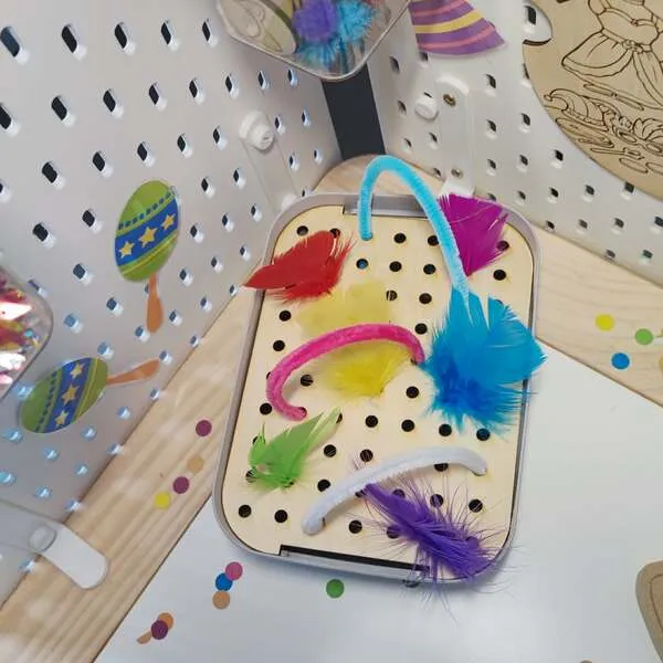 Plateau de motricité fine en bois avec plumes colorées et chenilles thème carnaval