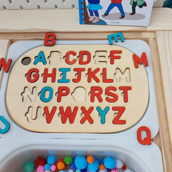 Puzzle alphabet en bois avec lettres majuscules colorées à encastrer pour l’apprentissage de l’alphabet
