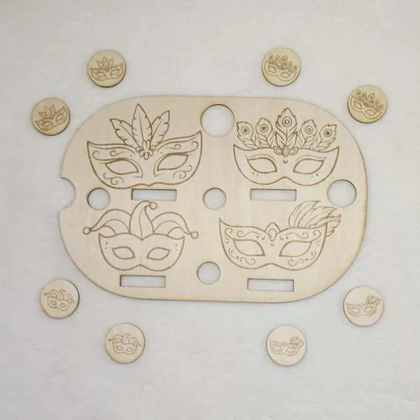 Plateau d’association carnaval en bois avec masques gravés et jetons ronds assortis pour enfant