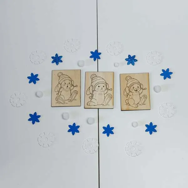 Cartes en bois gravées avec lapin en hiver pour activité sensorielle enfant