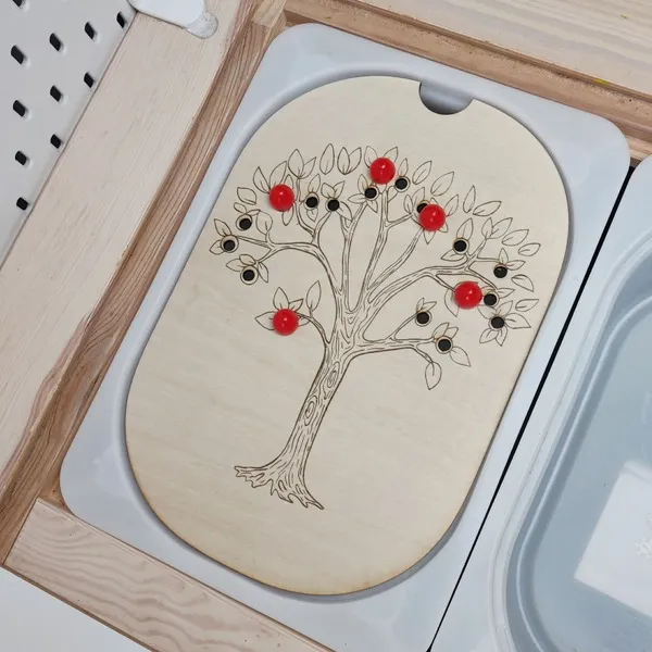 Plateau de motricité fine en bois arbre avec billes rouges à placer dans les trous