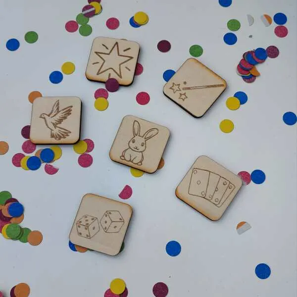 Tuiles en bois gravées thème magie avec symboles magicien pour plateau sensoriel enfant