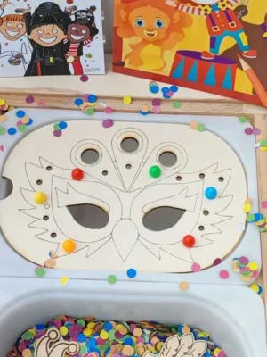 Masque de carnaval en bois pour enfant avec perles colorées et confettis, activité de motricité fine