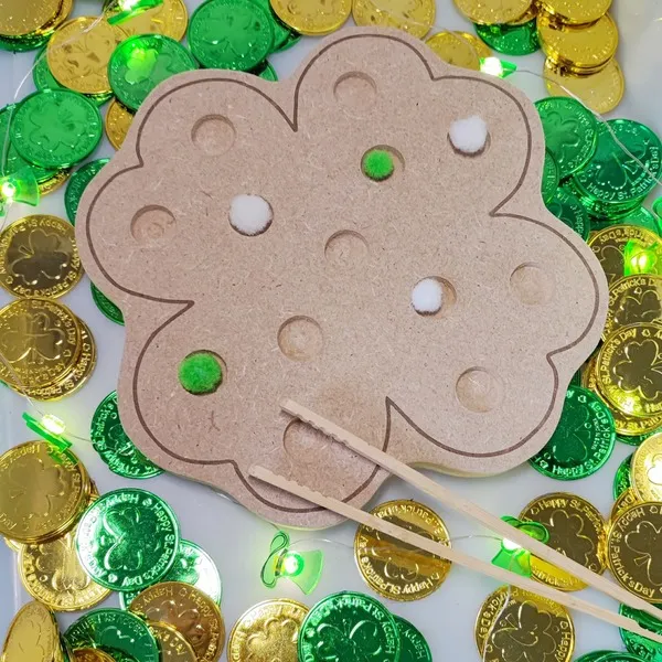 Insert trèfle en bois pour activité de motricité fine thème Saint Patrick avec pince.