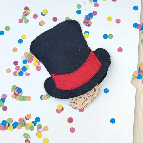 Chapeau de magicien en feutrine noire avec bande rouge pour jeu sensoriel enfant