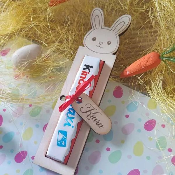 Support en bois lapin personnalisé avec étiquette prénom tenant une barre de chocolat, décor de Pâques