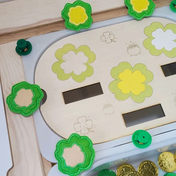 Détail insert fleurs en bois avec pièces en feutrine vert et jaune activité tri enfant.