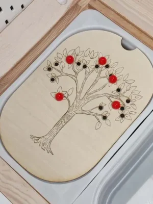 Plateau en bois arbre à trous avec billes rouges pour activité de motricité fine enfant