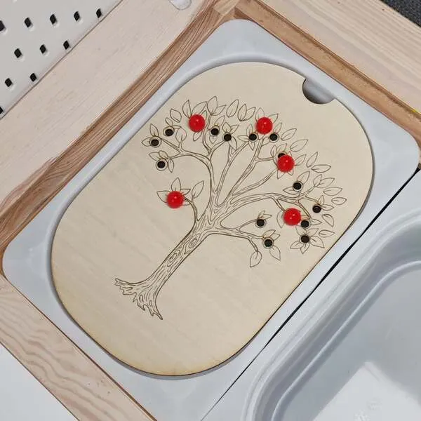 Plateau en bois arbre à trous avec billes rouges pour activité de motricité fine enfant