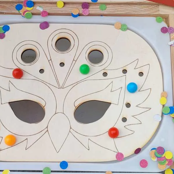 Masque de carnaval en bois avec perles colorées pour activité de motricité fine enfant