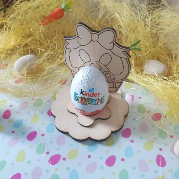Support en bois de Pâques en forme de panier lapin tenant un œuf surprise en chocolat