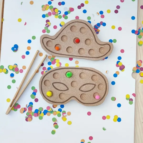 Plateaux de motricité fine carnaval en bois avec masque et chapeau, pompons colorés et pinces en bois