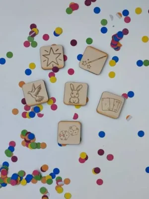 Tuiles en bois gravées thème magie pour plateau sensoriel enfant avec symboles magicien