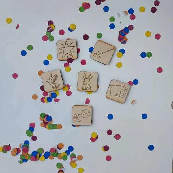 Tuiles en bois gravées thème magie pour plateau sensoriel enfant avec symboles magicien