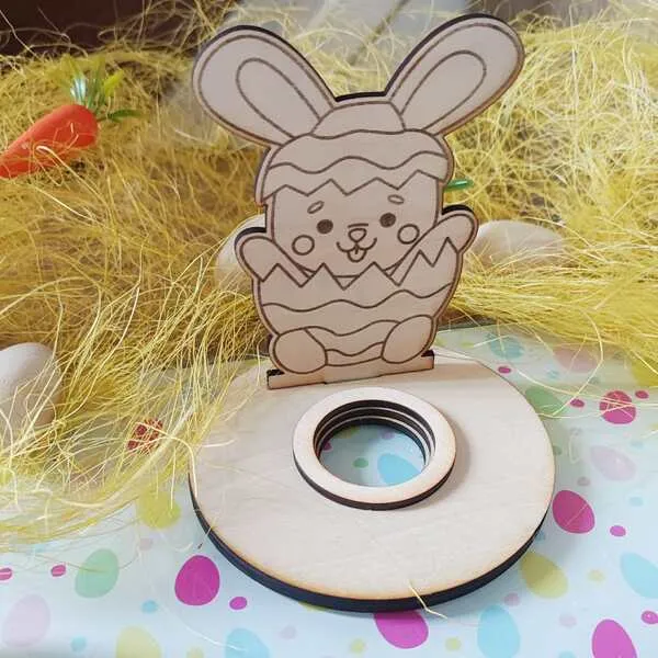 Support en bois de Pâques avec lapin sortant d’un œuf décoratif, socle rond avec emplacement pour œuf en chocolat.