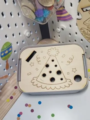 Plateau d’activité en bois thème carnaval avec chapeau perforé pour motricité fine enfant