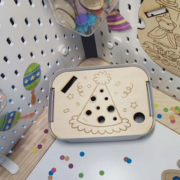 Plateau d’activité en bois thème carnaval avec chapeau perforé pour motricité fine enfant