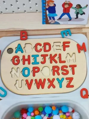 Puzzle alphabet en bois avec lettres colorées pour apprendre l’alphabet et la reconnaissance des lettres