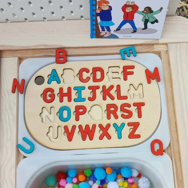 Puzzle alphabet en bois avec lettres colorées pour apprendre l’alphabet et la reconnaissance des lettres