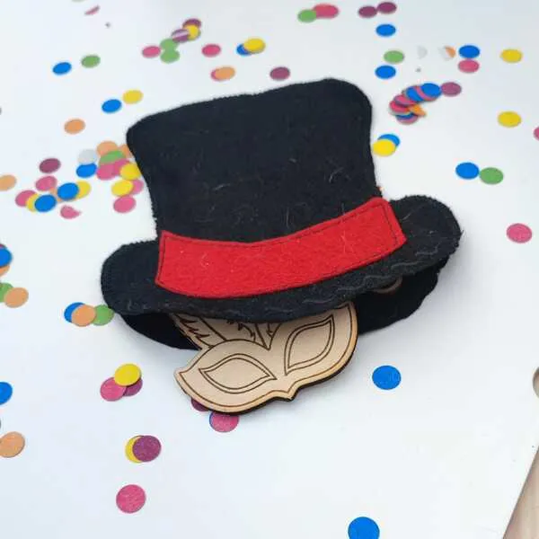 Chapeau de magicien en feutrine noire avec bande rouge et masque carnaval en bois pour jeu sensoriel enfant