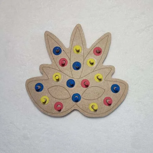Plateau de motricité fine en bois en forme de masque de carnaval avec chevilles et pastilles rouges jaunes et bleues