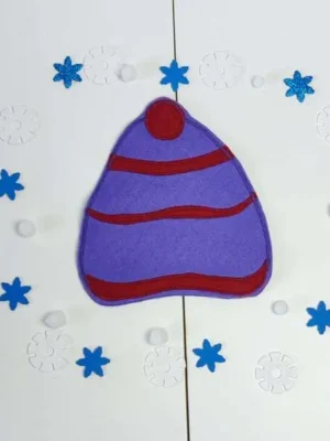 Bonnet d’hiver en feutrine violet et rouge fait main pour activité sensorielle enfant et thème hiver