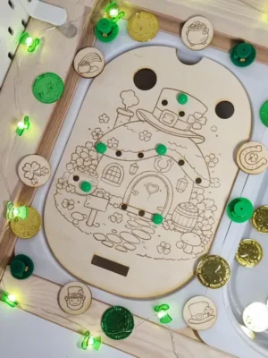 Insert Trofast Saint Patrick en bois gravé maison lutin activité motricité fine enfant.