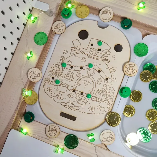 Insert Trofast Saint Patrick en bois gravé maison lutin activité motricité fine enfant.