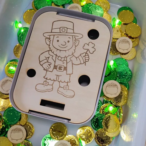 Gros plan insert en bois gravé lutin Saint Patrick pour table sensorielle enfant.