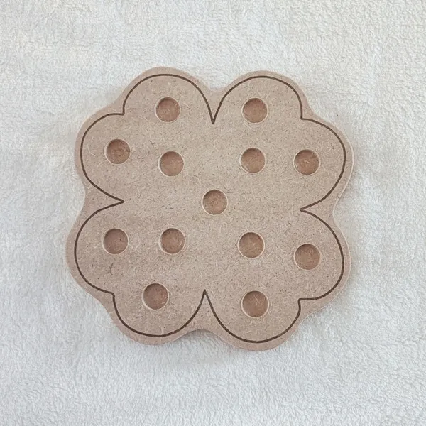 Insert trèfle en bois brut avec emplacements pour activité de motricité fine Saint Patrick.