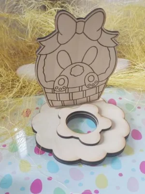 Présentoir en bois gravé représentant un lapin dans un panier avec base en forme de fleur et emplacement circulaire pour œuf de Pâques